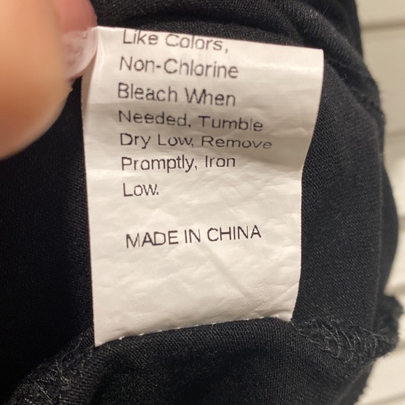 Keyhole Black and White Top - Picture 4 of 4